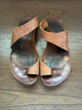 Cydwoq Women’s Brown Leather Thongs